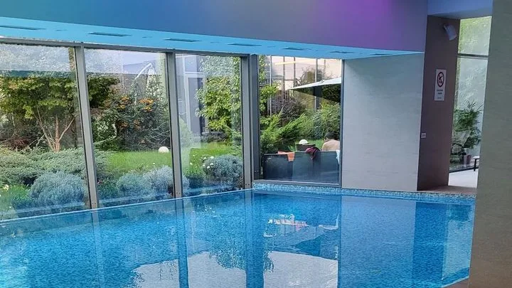 Bazin - Piscina Ramada Plaza (Urban Oasis SPA)